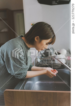 朝、水で顔を洗う 朝、水で顔を洗う 121770270