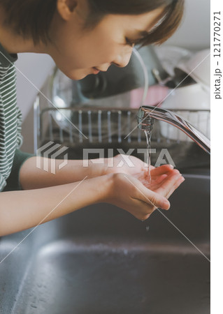 朝、水で顔を洗う 朝、水で顔を洗う 121770271