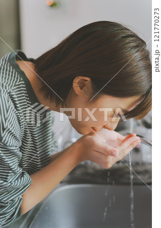 朝、水で顔を洗う 121770273