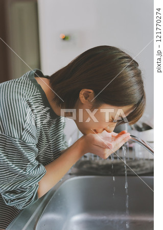 朝、水で顔を洗う 朝、水で顔を洗う 121770274