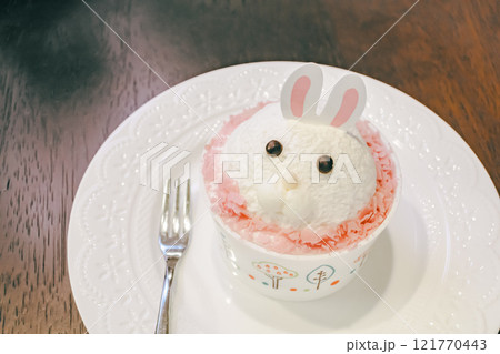 ウサギがモチーフのレアチーズケーキ 121770443