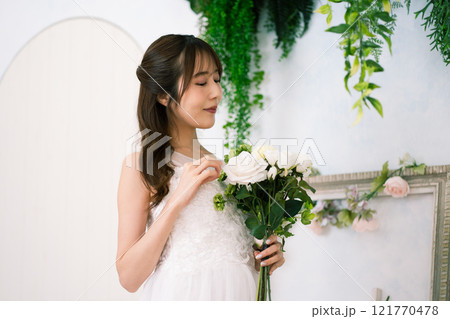 ウエディングドレスを着た黒髪ロングヘアの若い女性 ウエディングドレスを着た黒髪ロングヘアの若い女性 121770478