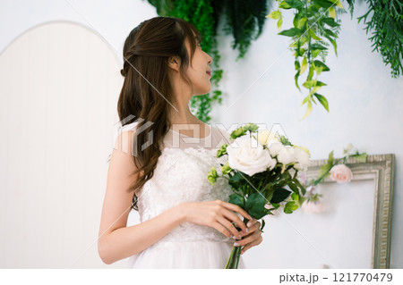 ウエディングドレスを着た黒髪ロングヘアの若い女性 ウエディングドレスを着た黒髪ロングヘアの若い女性 121770479