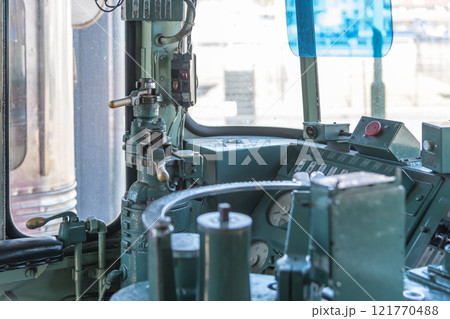 【北九州門司港九州鉄道記念館　電気機関車の運転席】 121770488