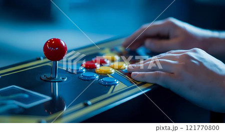 ゲームセンターで遊ぶ人・手元のクローズアップ 121770800