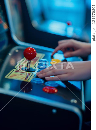 ゲームセンターで遊ぶ人・手元のクローズアップ 121770801