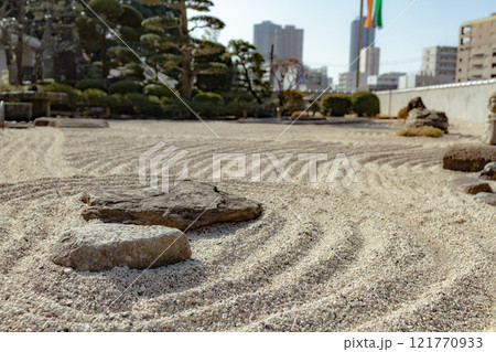 街中にある日本庭園 街中にある日本庭園 121770933