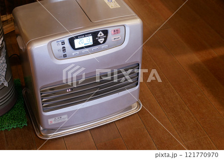 レトロなデザインが可愛い石油ストーブ 121770970