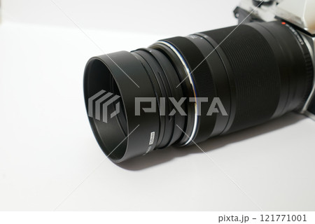カメラの交換式レンズに装着されたメタルフード 121771001