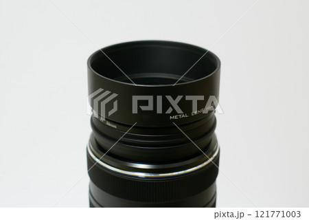 カメラの交換式レンズに装着されたメタルフード カメラの交換式レンズに装着されたメタルフード 121771003