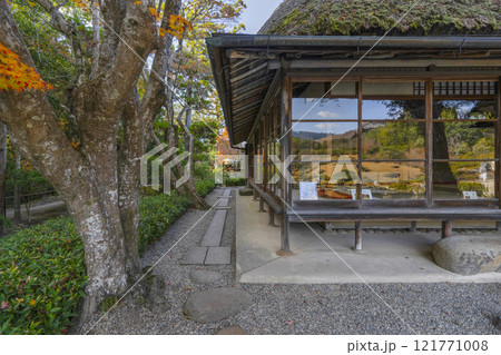 依水園（奈良市）氷心亭の窓ガラスに映る後園 121771008