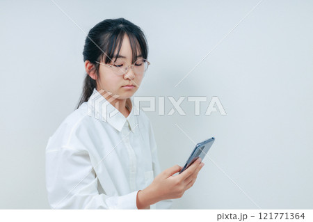 スマホを操作する眼鏡女子|右スペース スマホを操作する眼鏡女子|右スペース 121771364