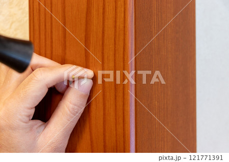 木の柱に打ち込まれるピン 121771391