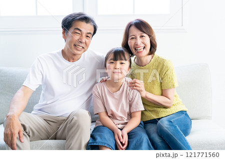 孫とおじいちゃんとおばあちゃん 121771560