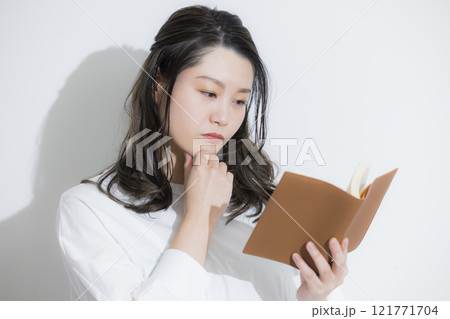 読書する女性 121771704