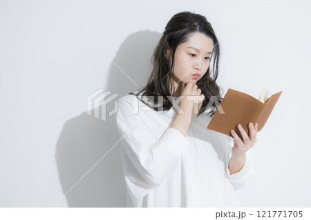 読書する女性 読書する女性 121771705