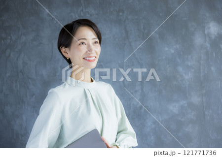 ノートパソコンを持つ女性 121771736