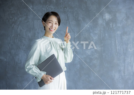 ノートパソコンを持つ女性 121771737