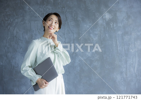 ノートパソコンを持つ女性 121771743