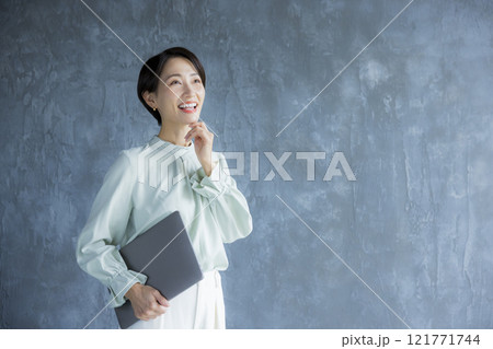 ノートパソコンを持つ女性 ノートパソコンを持つ女性 121771744