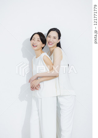 寄り添う二人の女性 121771779