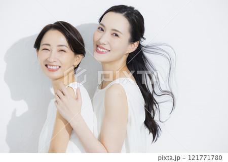 寄り添う二人の女性 寄り添う二人の女性 121771780