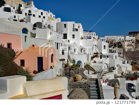 サントリーニ島イアタウンの断崖に並ぶ家々 サントリーニ島イアタウンの断崖に並ぶ家々 121771799