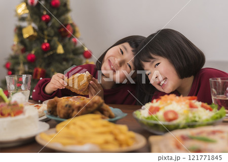 クリスマスの食卓を囲む家族の幸せなひととき 121771845
