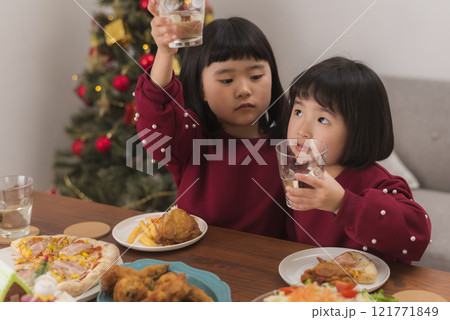 クリスマスの食卓を囲む家族の幸せなひととき 121771849