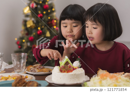 クリスマスケーキを囲む家族の楽しいひととき クリスマスケーキを囲む家族の楽しいひととき 121771854
