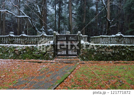 小雪が舞う吉田郡山城の毛利元就公墓所(広島県安芸高田市) 小雪が舞う吉田郡山城の毛利元就公墓所(広島県安芸高田市) 121771872