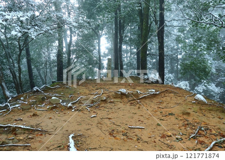 小雪が舞う吉田郡山城の山頂 本丸跡の風景(広島県安芸高田市) 小雪が舞う吉田郡山城の山頂 本丸跡の風景(広島県安芸高田市) 121771874