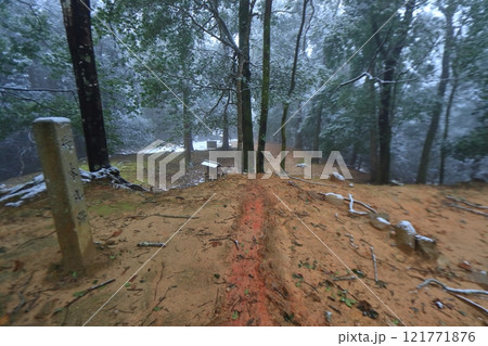 小雪が舞う吉田郡山城の山頂 本丸跡の風景（広島県安芸高田市） 121771876