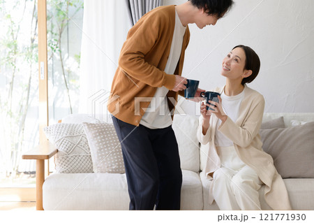 ソファに座ってリラックスする男女 121771930