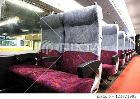 【JR東日本】E233系0番台の車内〜グリーン車〜（中央線：高尾駅） 121771995