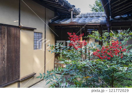 依水園（奈良市）清秀庵横の坪庭 121772029