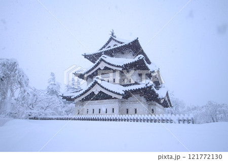 雪の中の弘前城（青森県弘前市） 121772130