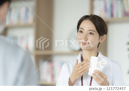 薬の服薬説明をする薬剤師 121772457