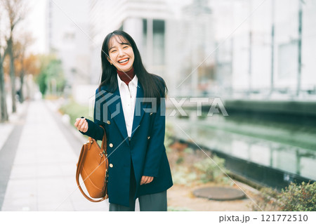 オシャレなビジネスウーマン 121772510