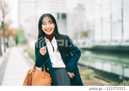 オシャレなビジネスウーマン オシャレなビジネスウーマン 121772511