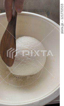 餅つき機の中でまわる餅 121772533