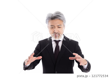 手中に収める男性【合成用】 121772534