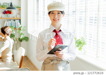 女性 店員 カフェ 女性 店員 カフェ 121772610