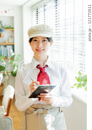 女性 店員 カフェ 女性 店員 カフェ 121772611