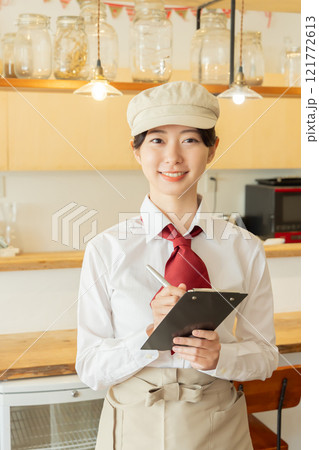 女性 店員 カフェ 女性 店員 カフェ 121772613