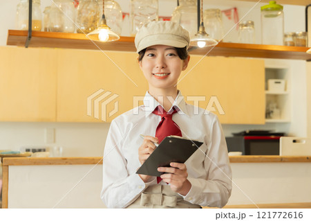 女性 店員 カフェ 女性 店員 カフェ 121772616
