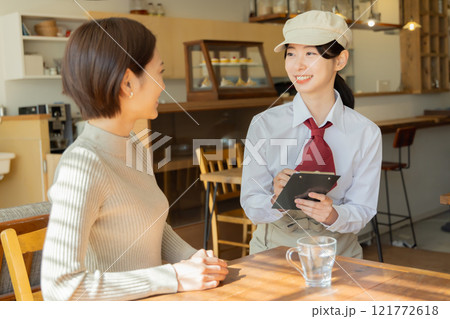 カフェで注文する若い女性 カフェで注文する若い女性 121772618
