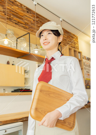 カフェの店員 カフェの店員 121772633