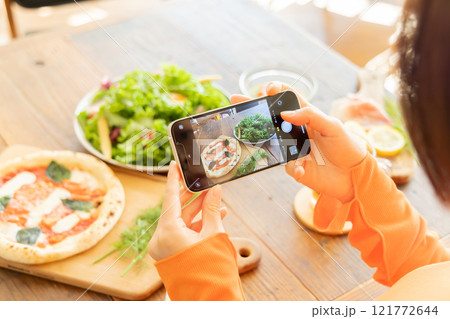 スマホで料理を撮影する手元 121772644