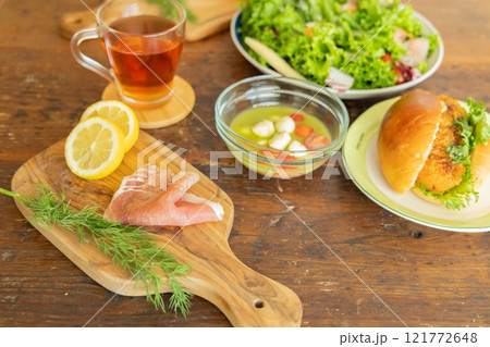 ランチ 斜俯瞰 ランチ 斜俯瞰 121772648